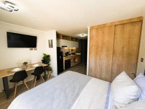Una cama o camas en una habitación de HOM I Dpto Estudio lAire A Metro Parque Bustamante