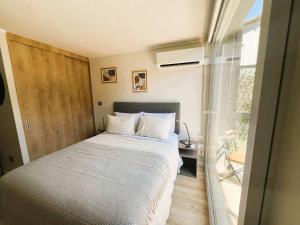 Una cama o camas en una habitación de HOM I Dpto Estudio lAire A Metro Parque Bustamante