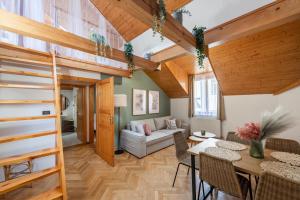 Delux Romantic Stay Prague في براغ: غرفة معيشة مع سرير علوي وطاولة