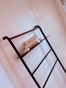 Un estante en una habitación con un juguete encima. en le plateau suite, en Queens