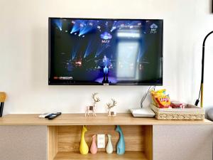 TV/trung tâm giải trí tại Dr 502 Modern Studio With City View And Kitchen