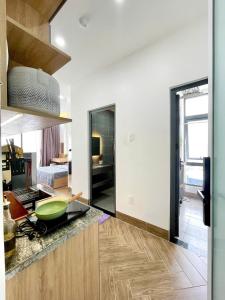 Nhà bếp/bếp nhỏ tại Dr 502 Modern Studio With City View And Kitchen