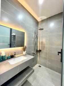 Phòng tắm tại Dr 502 Modern Studio With City View And Kitchen