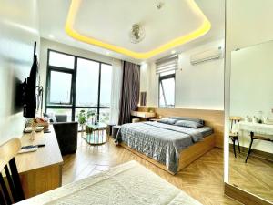 Giường trong phòng chung tại Dr 502 Modern Studio With City View And Kitchen +37 ảnh