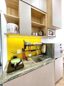 Nhà bếp/bếp nhỏ tại Dr 502 Modern Studio With City View And Kitchen