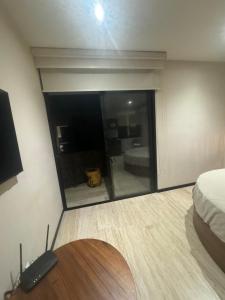 TV a/nebo společenská místnost v ubytování Estudio amueblado en Ophelia Tulum