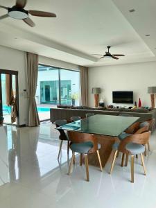 Fotografie z fotogalerie ubytování Luxury Pool Villa Nai Harn v destinaci Ban Saiyuan (1)