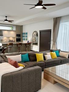 Posezení v ubytování Luxury Pool Villa Nai Harn