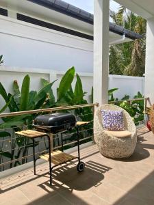 Posezení v ubytování Luxury Pool Villa Nai Harn + 37 fotografií