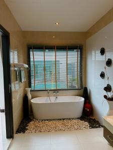 Koupelna v ubytování Luxury Pool Villa Nai Harn