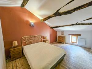 En eller flere senge i et værelse på La Grossille Mas avec piscine