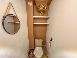 Et badeværelse på La Grossille Mas avec piscine + 24 billeder