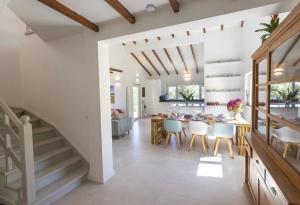 una cucina e un soggiorno con scala e sala da pranzo di Private Villa with Pool & Jacuzzi, BBQ & Pizzaoven a Santo Isidoro