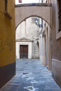 an alley with an archway in an old building at La Chicca di Sant'Agata in Brescia