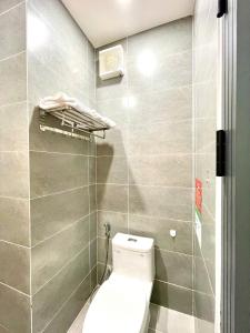 Phòng tắm tại Dr 502 Modern Studio With City View And Kitchen