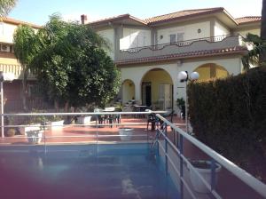 ミステルビアンコにあるHotel La Villaの目の前にスイミングプールがある家