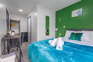 Voodi või voodid majutusasutuse Premium Serviced Accommodation Nottingham, 4 Bedrooms, 5 Beds, 4 Bathrooms, Sleeps 7 toas