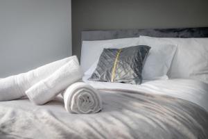 Voodi või voodid majutusasutuse Premium Serviced Accommodation Nottingham, 4 Bedrooms, 5 Beds, 4 Bathrooms, Sleeps 7 toas +23 fotot