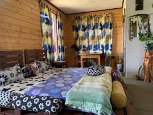 Ένα ή περισσότερα κρεβάτια σε δωμάτιο στο Nuwara Eliya 2020 Wooden Cabin +62 φωτογραφίες