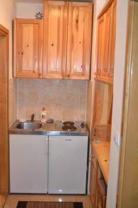 Η κουζίνα ή μικρή κουζίνα στο Apartman Kosuta B3