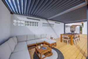 ein Wohnzimmer mit Sofa und Tisch in der Unterkunft Casa Das Flores in Carvoeiro