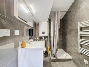 a bathroom with a sink and a shower and a toilet at Joli T1 cosy & fonctionnel 2Personnes Aulnat4 in Aulnat