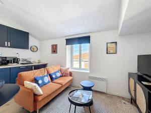 a living room with a couch and a table at Joli T1 cosy & fonctionnel 2Personnes Aulnat4 in Aulnat