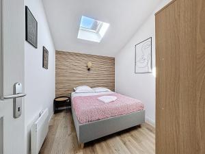 a bedroom with a bed and a skylight at Joli T1 cosy & fonctionnel 2Personnes Aulnat4 in Aulnat