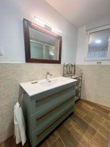 ein Badezimmer mit Waschbecken und Spiegel in der Unterkunft Refugio entre Montaña y Mar in Perín