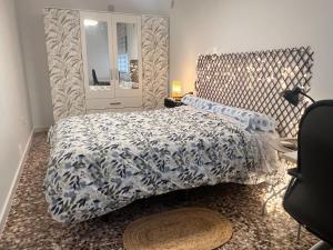 ein Schlafzimmer mit einem großen Bett und einem Spiegel in der Unterkunft Refugio entre Montaña y Mar in Perín