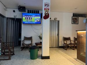 Μια τηλεόραση ή/και κέντρο ψυχαγωγίας στο Astoria Hotel Confortable