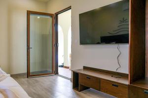 TV a/nebo společenská místnost v ubytování Paz del Mar Room 02 Pelicano