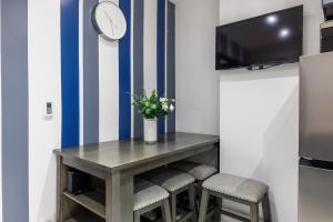 Televisyen dan/atau pusat hiburan di Discover the Comfort of Columbia University Area-1