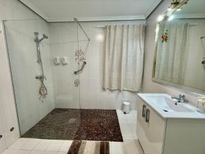 a bathroom with a shower and a sink at Habitación cerca Murcia centro y Arrixaca in Murcia