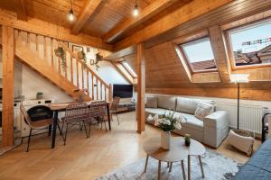 Delux Romantic Stay Prague في براغ: غرفة معيشة مع أريكة وطاولة