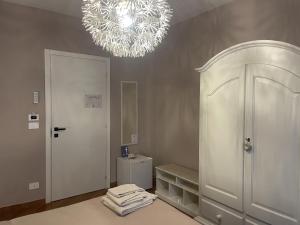 łazienka z żyrandolem i toaletą w obiekcie Bed & Breakfast con vista giardino e piscina w mieście Borgofranco dʼIvrea