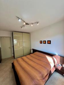 サン·ヴィンチェンツォにあるCasa Tempestiの部屋の中に大きなベッドがある寝室