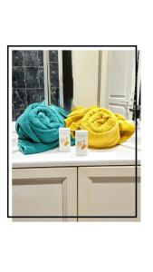 ein Stapel Handtücher auf einer Theke vor einem Spiegel in der Unterkunft La maison du papé classé 3 etoiles in Bandol