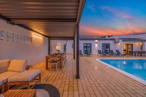 eine Villa mit Swimmingpool und Terrasse in der Unterkunft Casa Das Flores in Carvoeiro + 55 Fotos