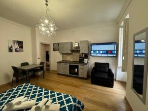 um quarto com uma cama e uma mesa e uma cozinha em Civico 22 em Sassari