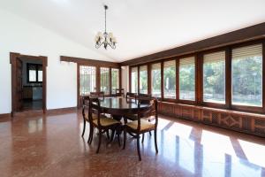 a dining room with a table and chairs and windows at Apartoyou - Finca Privada in El Puerto de Santa María