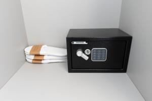 una caja negra con mando a distancia en un mostrador en MARINA HOTEL London, en Londres