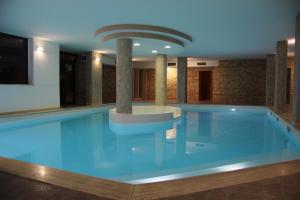 Bazén v ubytování Albergo Ristorante San Biagio nebo v jeho okolí