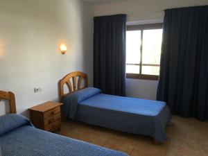 Giường trong phòng chung tại Hostal Residencia Nicolau
