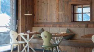 リヴィーニョにあるParadise Lodgeの窓のあるレストラン(テーブル2台、椅子付) +118枚の写真