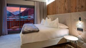 リヴィーニョにあるParadise Lodgeのベッドルーム1室(ベッド1台付)が備わります。