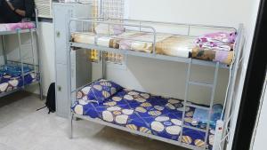 Palanda nebo palandy na pokoji v ubytování Cozy Vibes Hostel
