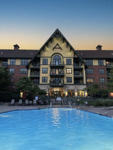 Bazén v ubytování Cozy Mountain View Condo nebo v jeho okolí