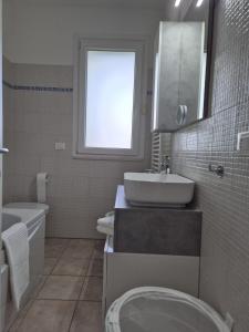 Koupelna v ubytování Il Saline Sea Apartment + 21 fotografií