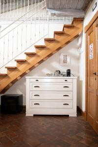 eine weiße Kommode in einem Zimmer mit Treppen in der Unterkunft Villa Domus Petra in Zagarolo